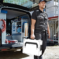 Imagebild_L-BOXX_vor_Fahrzeug_tragen__square.jpg